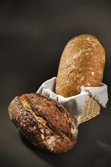 Homemade Baguette Imprime: Fresh bread on a dark background