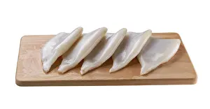 Sepia Imprime: Calamar Crudo o Filet de Calamares Cocido sobre una Tabla de Cortar Aislado en un Fondo Blanco