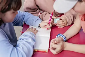 Classroom Activities Imprime: Friends engage in collaborative learning