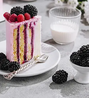 Fresh Fruit Dessert Imprime: Fruit cake with fresh raspberry