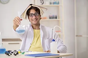 ADN Imprime: Químico loco divertido haciendo experimentos y pruebas.