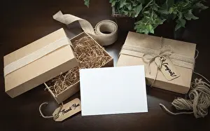 Ecofriendly Packaging Imprime: Gift packaging boxes mock up with jute string