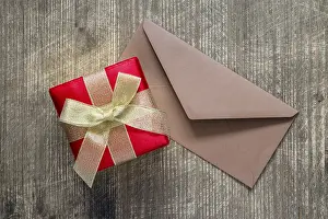 Stationary Office Supplies Imprime: Gift or present box and envelope on the table