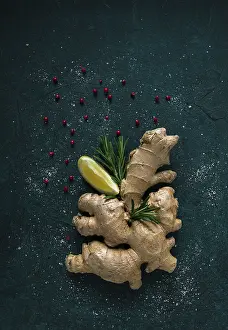 Fresh Ginger Imprime: Ginger root, on a dark background