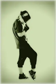 Monochromatic Fashion Imprime: Girl posing with a hat, image processing