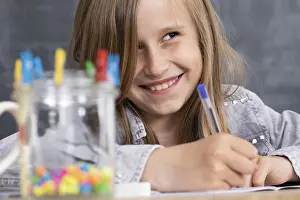 Female Student In Class Imprime: The girl solves the task given in the classroom