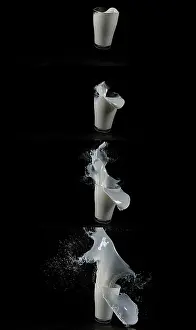 Studio Shot Tableware Imprime: Glass for Milk exploding against Black Background