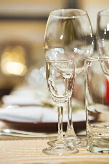 Table Decoration Ideas Imprime: Empty glasses on the table
