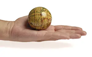 Hand Holding Globe Imprime: Globe