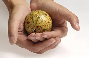 Hand Holding Globe Imprime: Globe