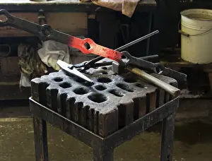 Handicraft Trade Imprime: Glowing workpiece on the workbench in a forge