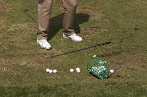 Recreational Golf Activity Imprime: Golfer practicing his swing at the range