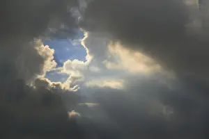 Northern Europe Weather Imprime: Gray sky with clouds and sun rays