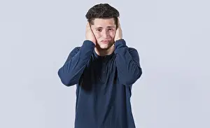 Man Covering Ears Imprime: A guy covering his ears, avoiding hearing