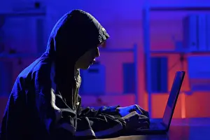 Computer Hacking Imprime: Hacker executing cyberattack leading to data breach