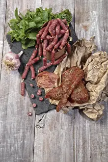 Diverse Dinner Options Imprime: Ham and different vegetables on a studio background