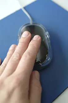 Data Transmission Technology Imprime: Hand on computer mouse