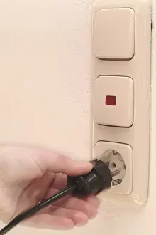 Accident Prevention Tips Imprime: Hand pulls plugs from plug socket