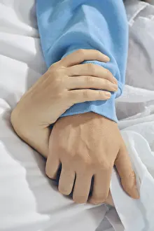 Couple In Bed Imprime: Two hands are held together on bed sheets