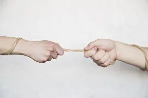 Teamwork Concept Imprime: Hands pulling rope