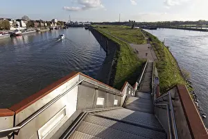 Friedrich Ebert Bridge Imprime: Haniel steps on the Friedrich Ebert Bridge
