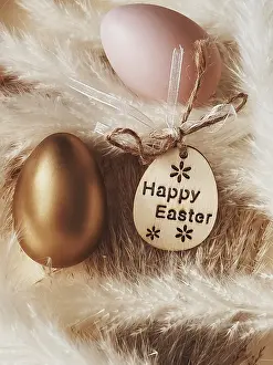 Easter Egg Symbolism Imprime: Happy Easter. Golden easter egg on rustic background