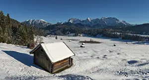 Upper Bavaria Winter Scene Imprime: Haystack in snow-covered landscape