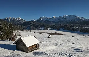 Bavaria Winter Landscape Imprime: Haystack in snow-covered landscape