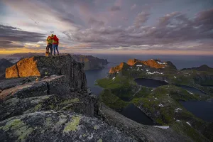 Hiking In Norway Imprime: Two hikers at the summit, sunset with dramatic clouds