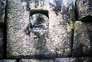 Historic Peruvian Architecture Imprime: Hole in the stone masonry of an inca building