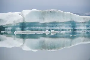 Glacier Lake Reflections Imprime: Ice formations are reflected in the still
