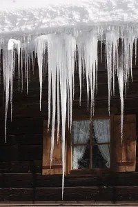 Europe Winter Landscape Photography Imprime: Icicles in front of a window