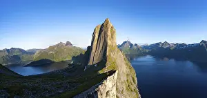 Segla Mountain Norway Imprime: Iconic mountain Segla with steeply sloping cliffs