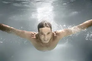 One Person Swimming Imprime: An image of a man diving in a pool