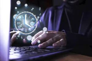 Online Business Professional Imprime: Image of a man using the computer with a clock indicating the time of use of the pc