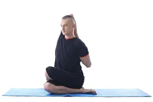 Athletic Male Imprime: Image of yoga instructor posing in studio
