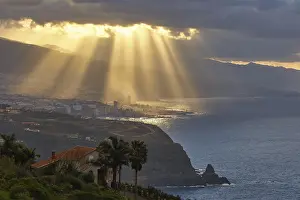 Puerto De La Cruz Landscape Imprime: Impressive sun through cloud rays