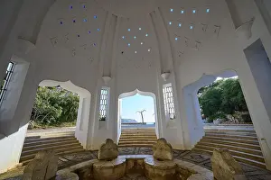 Dome Building Interior Imprime: Interior of a dome with seating and stepped structure