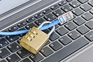 Data Security Protection Imprime: Internet cable and padlock on computer keyboard symbolizing data security