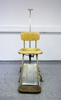 Deserted Prison Cell Imprime: Interrogation room
