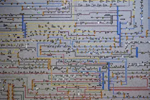 Imágenes fechadas el 2 de junio de 2024: Diseño de diagrama de red intrincado que muestra múltiples líneas e elementos interconectados en una cuadrícula