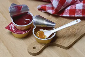 Aluminum Packaging Waste Imprime: Jam in portion pack with spoon, jam