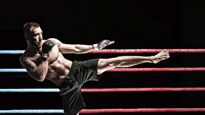 MMA Fighter Imprime: Kickboxer posing in the ring. Middle Kick
