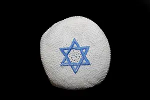 Dark Background Studio Photo Imprime: A knitted version of the kippa
