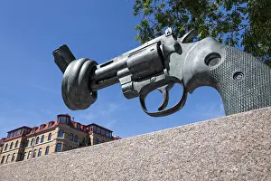 Impresiones de Colt Python 357 Magnum revolver con nudos, escultura antiguerra de Carl Fredrik Reutersward, Kungsportsavenyen, Gotemburgo, Västra Götaland Gotemburgo Imprime: Colt Python 357 Magnum con nudos.