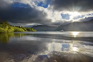 Dramatic Clouds Landscape Imprime: Lake with dramatic clouds and sun in spring