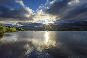 Scottish Waterfront Scene Imprime: Lake with dramatic clouds and sun in spring