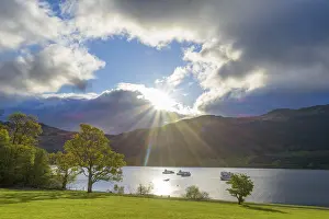 Dramatic Clouds Landscape Imprime: Lake with dramatic clouds and sun in spring