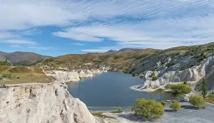 Limestone Cliffs New Zealand Imprime: Lake surrounded by limestone cliffs
