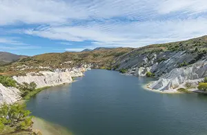 Sculpted Rock Formations NZ Imprime: Lake surrounded by limestone cliffs